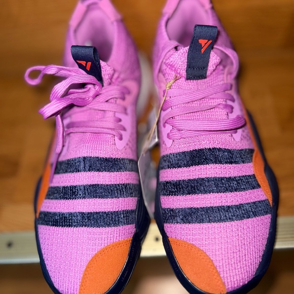 NWT adidas Trae Young 2.0 Basketball Shoes
Men's SIZE M 8 L 9 - Picture 3 of 6